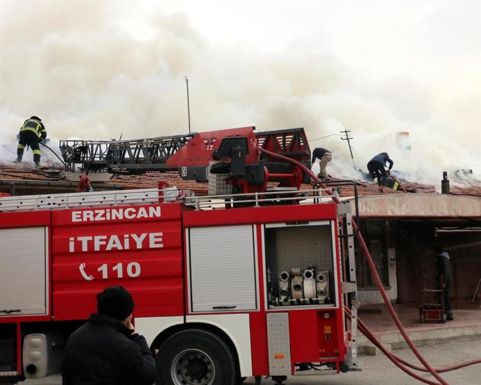 İtfaiye yangını söndürürken onlar malları kurtarmaya çabaladı