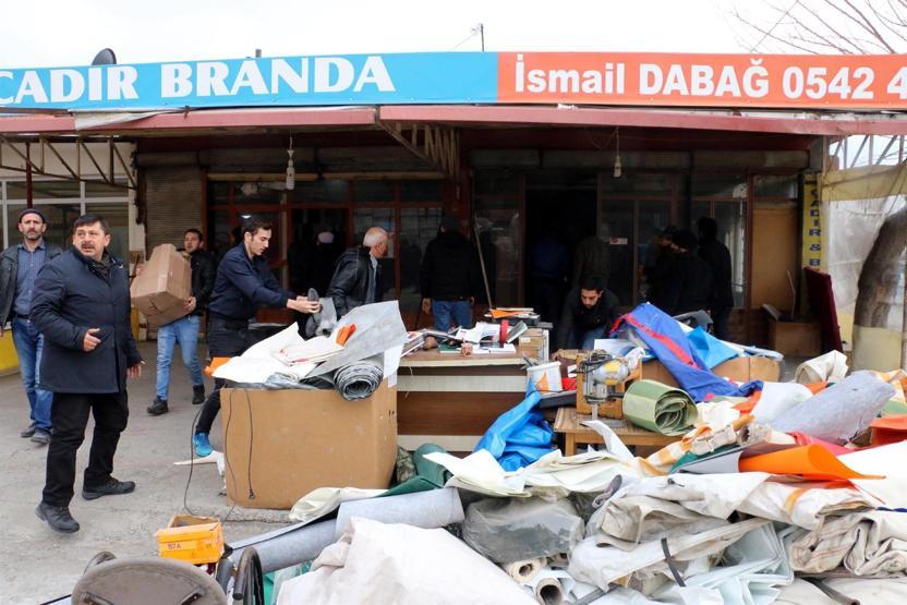 İtfaiye yangını söndürürken onlar malları kurtarmaya çabaladı