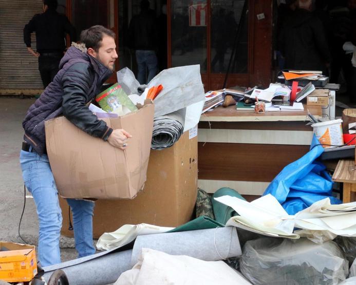 İtfaiye yangını söndürürken onlar malları kurtarmaya çabaladı