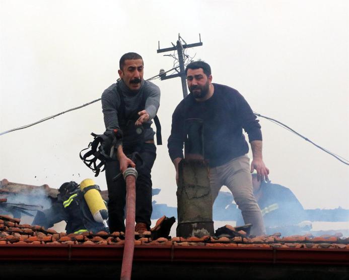 İtfaiye yangını söndürürken onlar malları kurtarmaya çabaladı