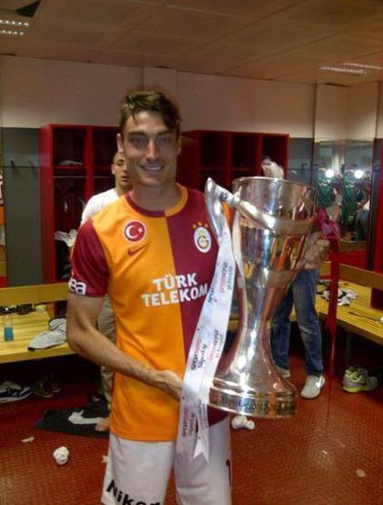 Eski Galatasaraylı Albert Riera kramponları astı