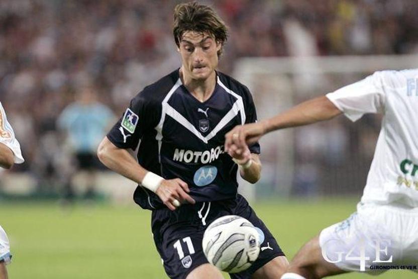 Eski Galatasaraylı Albert Riera kramponları astı