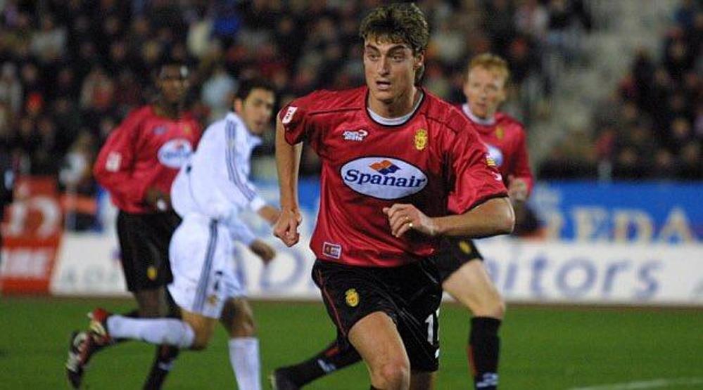 Eski Galatasaraylı Albert Riera kramponları astı