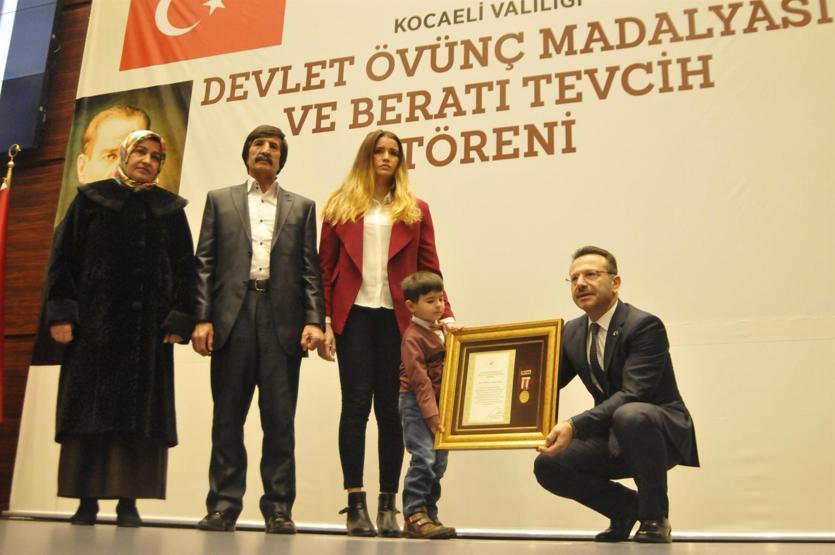 Şehit annesi madalya alırken bayıldı