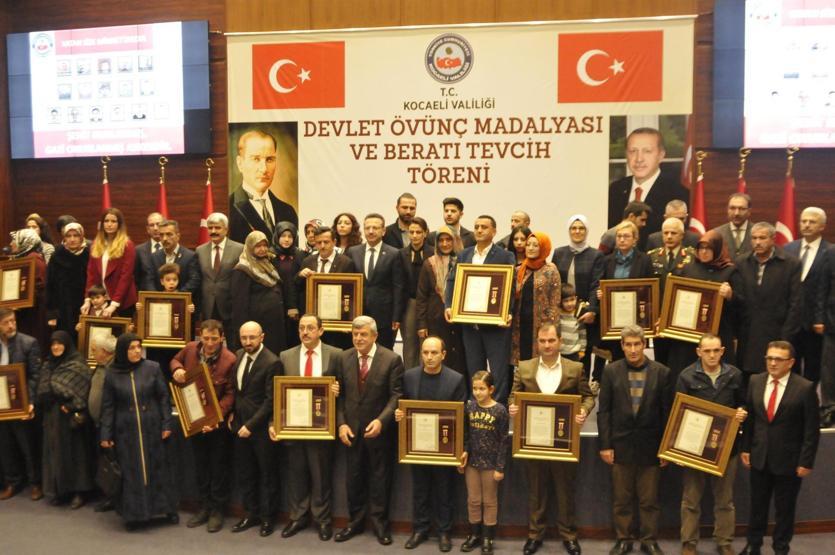 Şehit annesi madalya alırken bayıldı