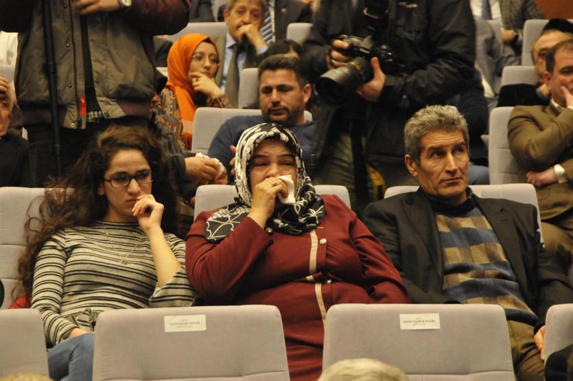 Şehit annesi madalya alırken bayıldı
