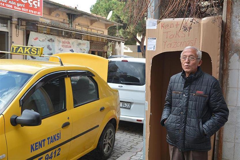 Buzdolabı kartonunu taksi durağı yaptı