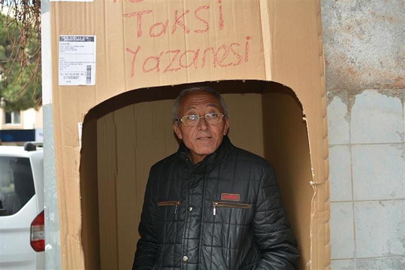 Buzdolabı kartonunu taksi durağı yaptı