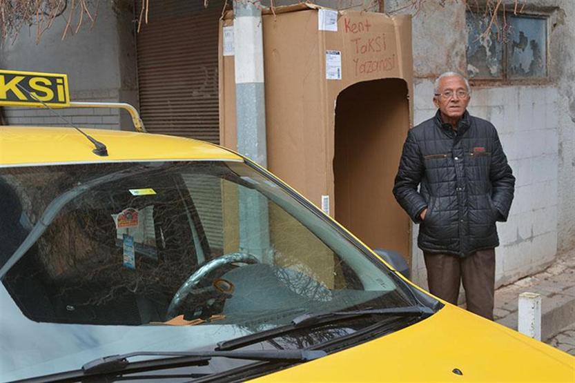 Buzdolabı kartonunu taksi durağı yaptı