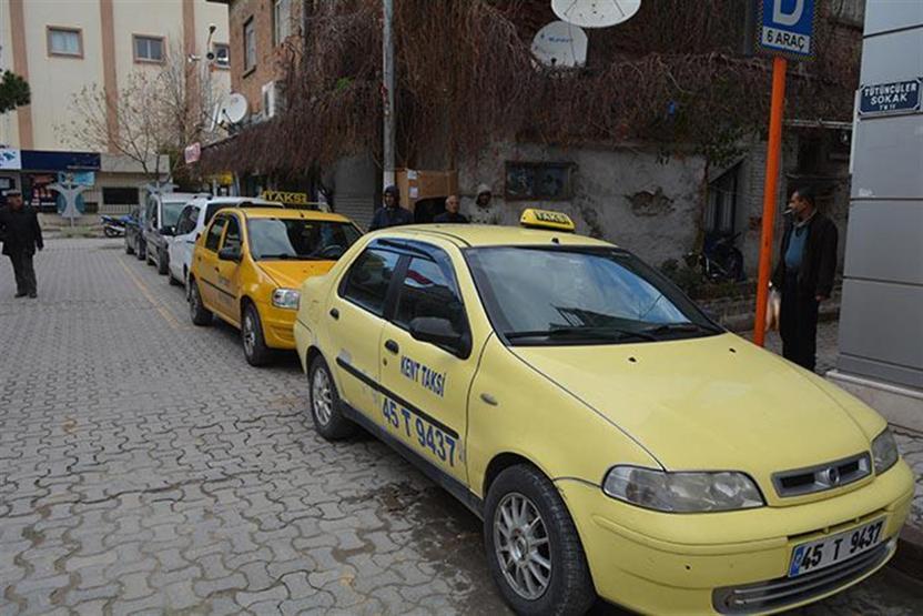 Buzdolabı kartonunu taksi durağı yaptı