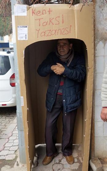 Buzdolabı kartonunu taksi durağı yaptı