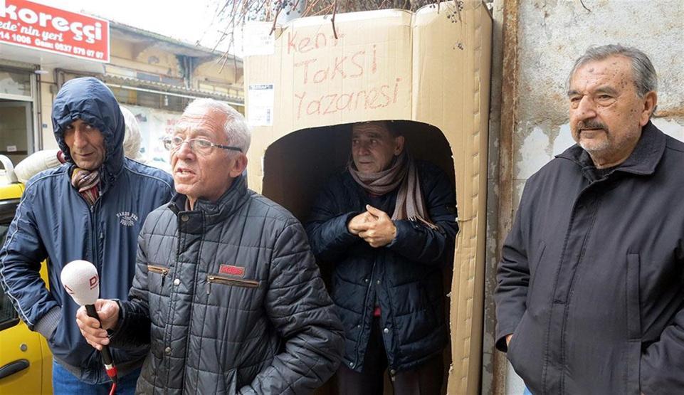 Buzdolabı kartonunu taksi durağı yaptı