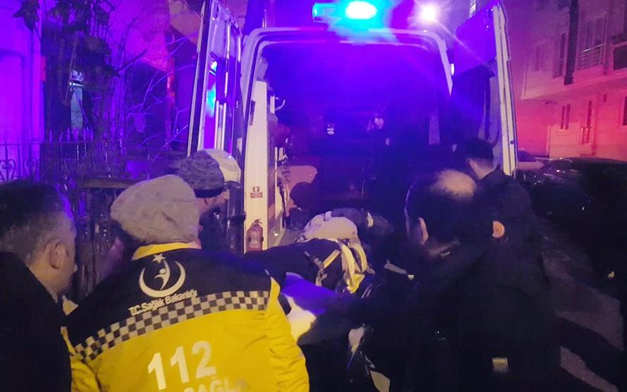 Balkondan düşerek demir korkuluklara saplandı