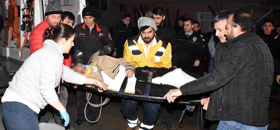 Balkondan düşerek demir korkuluklara saplandı