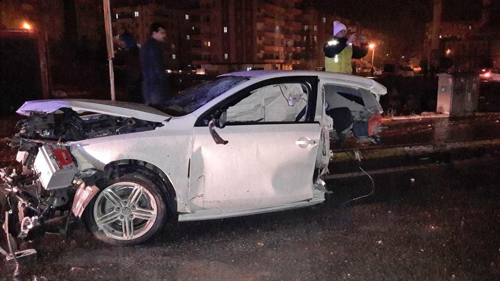 Köprülü kavşağın bariyerleri otomobili ikiye böldü: 1 ölü, 2 yaralı