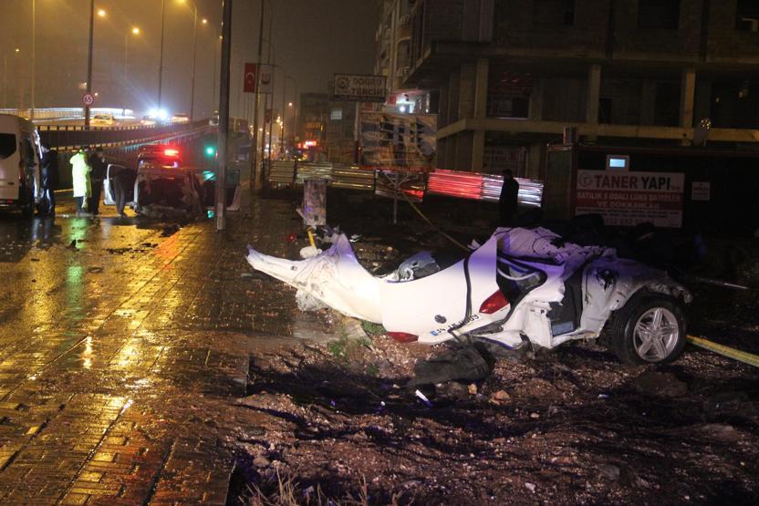 Köprülü kavşağın bariyerleri otomobili ikiye böldü: 1 ölü, 2 yaralı
