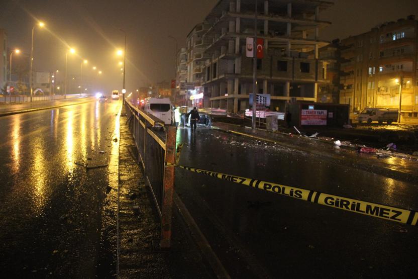 Köprülü kavşağın bariyerleri otomobili ikiye böldü: 1 ölü, 2 yaralı