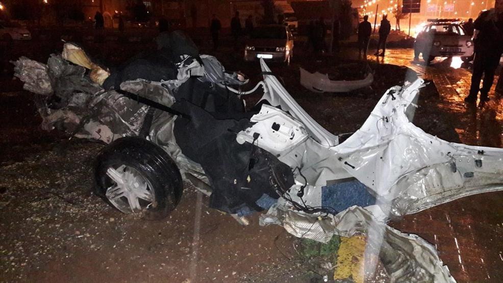 Köprülü kavşağın bariyerleri otomobili ikiye böldü: 1 ölü, 2 yaralı