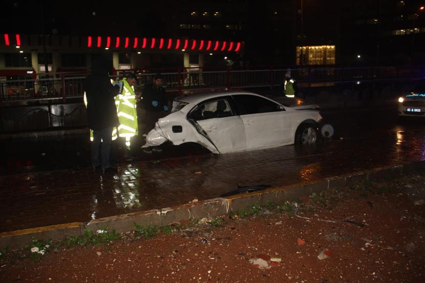 Köprülü kavşağın bariyerleri otomobili ikiye böldü: 1 ölü, 2 yaralı