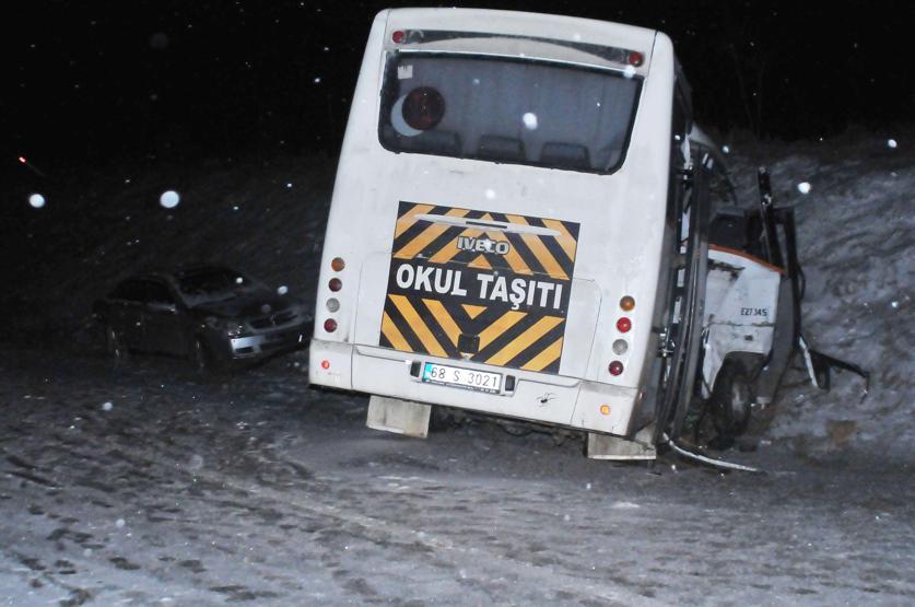 Yardım için durmuşlardı, çocuklarının olduğu araca başka bir araç çarptı