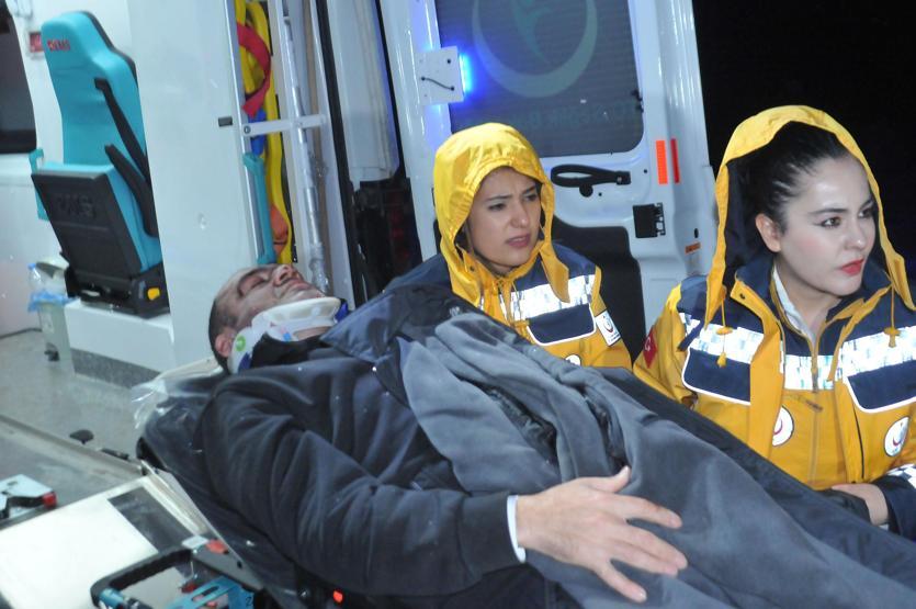 Yardım için durmuşlardı, çocuklarının olduğu araca başka bir araç çarptı