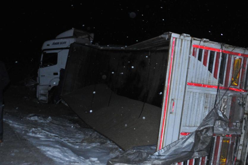Yardım için durmuşlardı, çocuklarının olduğu araca başka bir araç çarptı