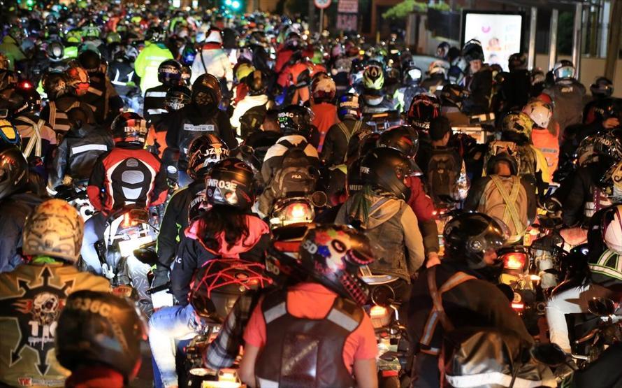 Motor arkasına erkek yolcu yasağı geldi yüzlerce motosikletli sokağa döküldü