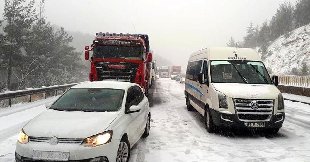 Adanada kar yol kapattı