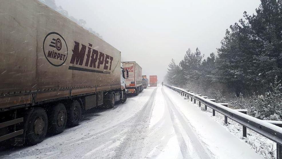 Adanada kar yol kapattı