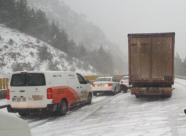 Adanada kar yol kapattı
