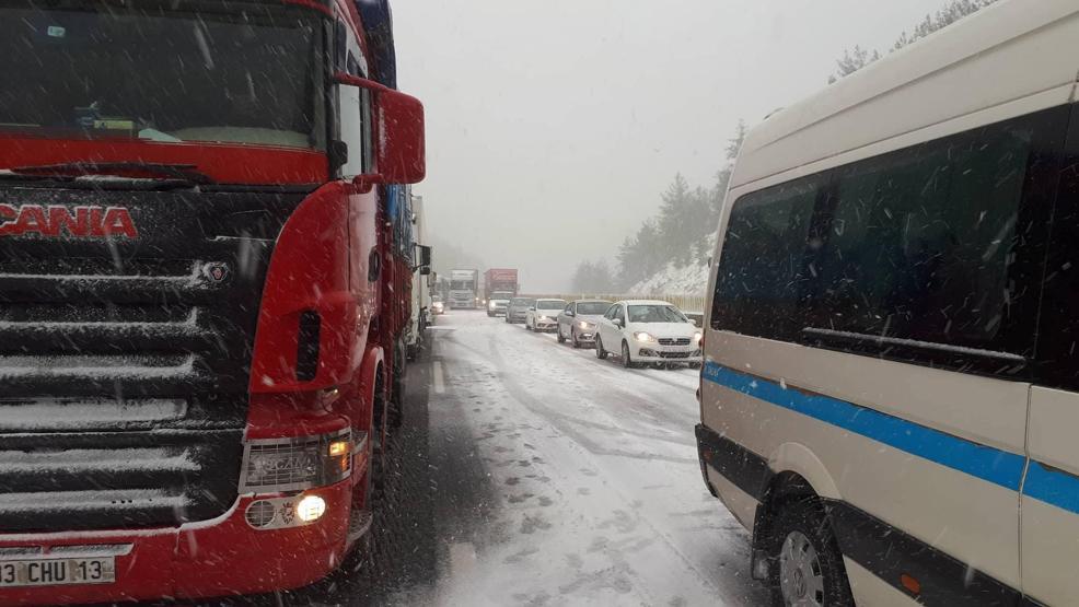 Adanada kar yol kapattı