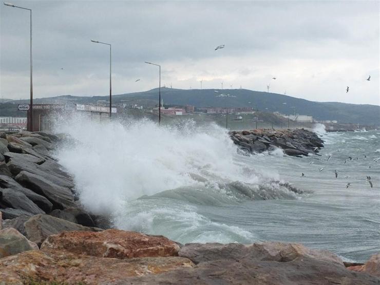 Fırtına Bandırma Körfezi’nde deniz trafiğini etkiledi