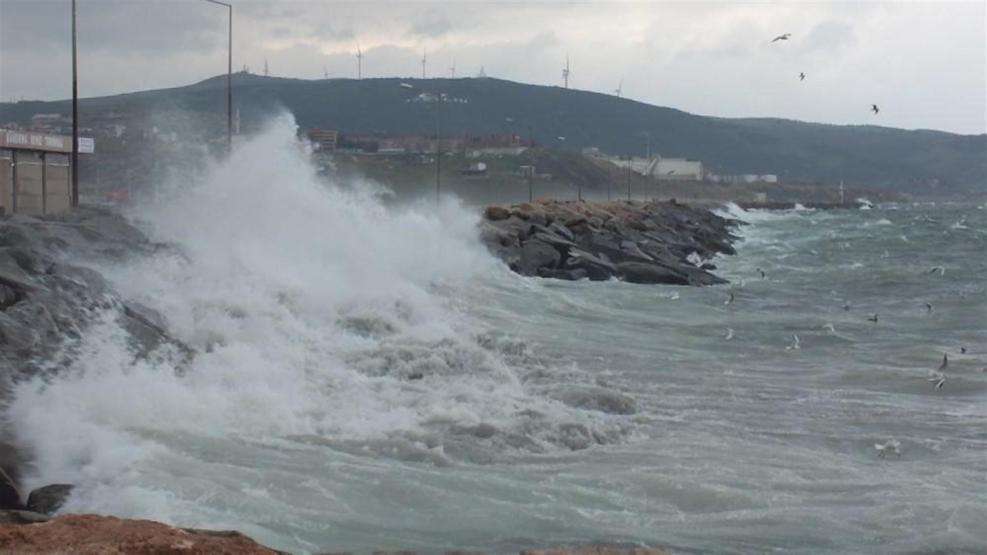 Fırtına Bandırma Körfezi’nde deniz trafiğini etkiledi