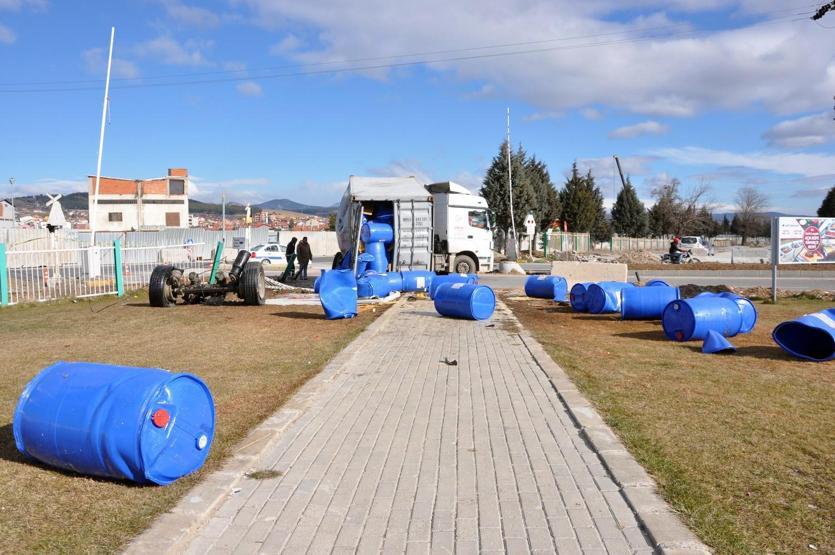 Hemzemin geçitte dehşet anları: Tren 22 ton kimyasal madde yüklü TIRa çarptı