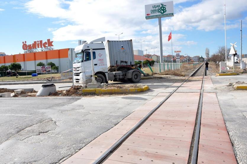 Hemzemin geçitte dehşet anları: Tren 22 ton kimyasal madde yüklü TIRa çarptı