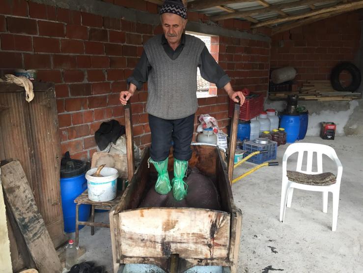 600 yıllık yöntemle zeytin yağı üretiyor