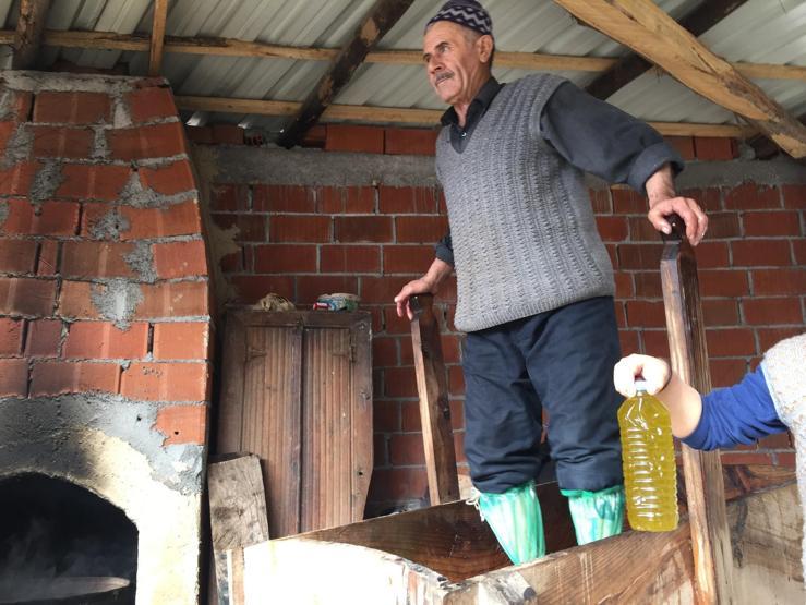 600 yıllık yöntemle zeytin yağı üretiyor