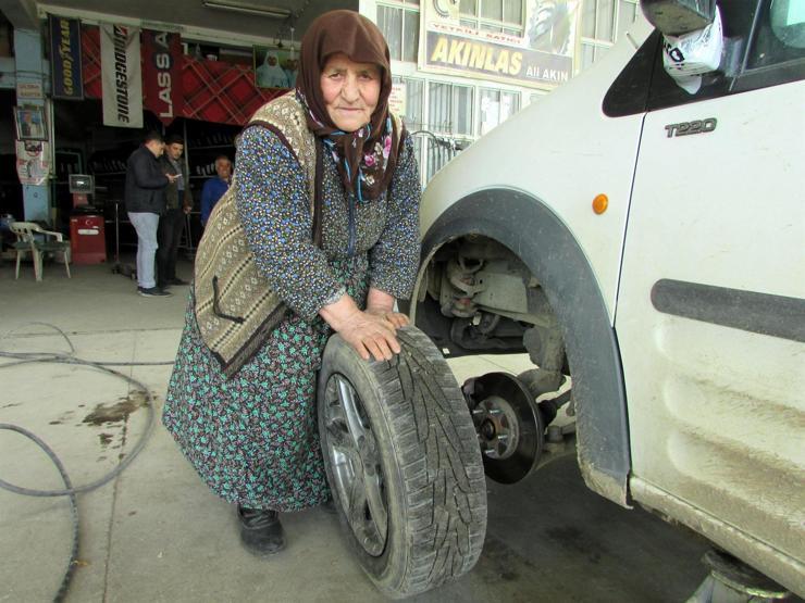 78 yaşında lastik tamiri yapıyor