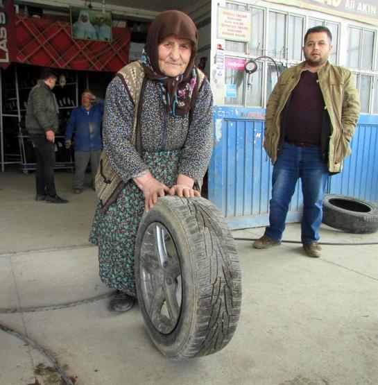 78 yaşında lastik tamiri yapıyor