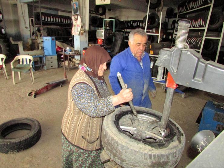78 yaşında lastik tamiri yapıyor