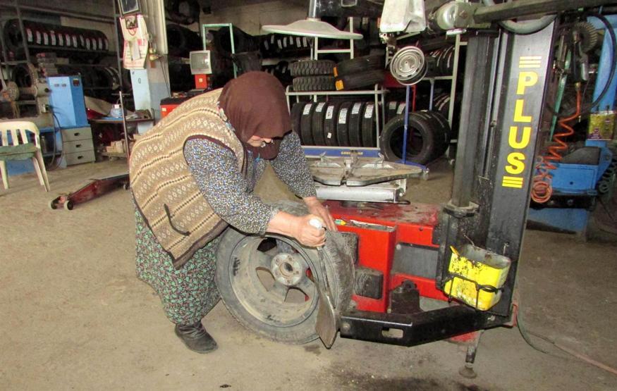 78 yaşında lastik tamiri yapıyor