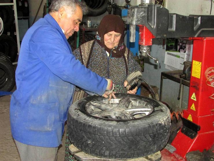 78 yaşında lastik tamiri yapıyor