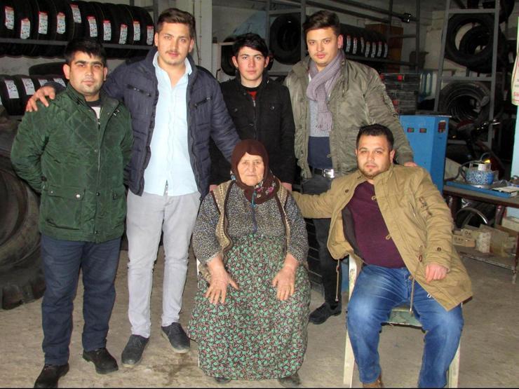 78 yaşında lastik tamiri yapıyor