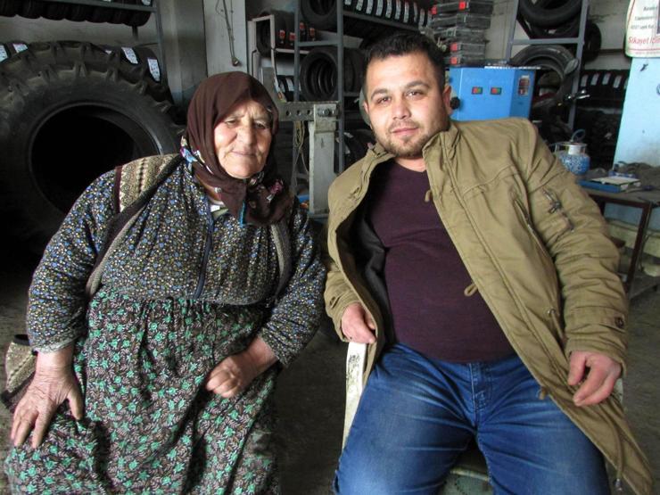 78 yaşında lastik tamiri yapıyor