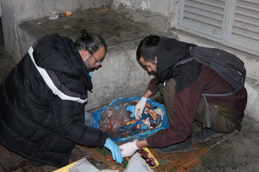 Sokak hayvanlarını beslediler ceza aldılar