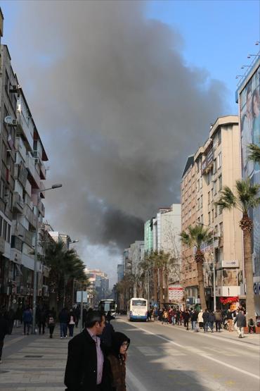 Eski bakanın konağı yangında kül oldu