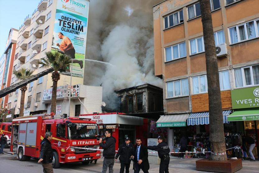 Eski bakanın konağı yangında kül oldu