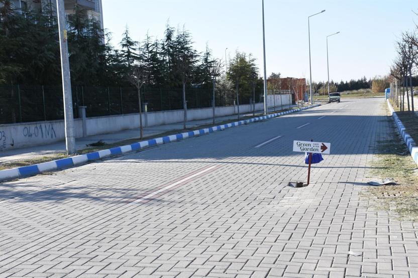 Çöken yolda uyarı için bu çözümü buldular