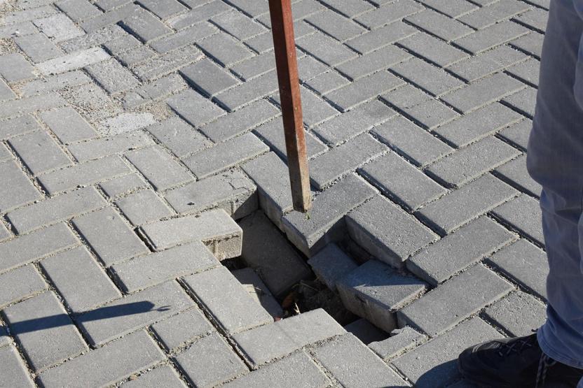 Çöken yolda uyarı için bu çözümü buldular