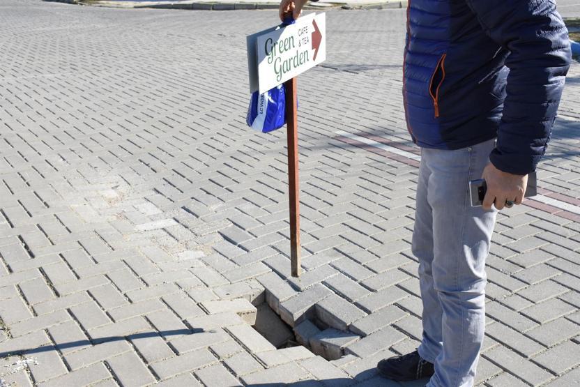 Çöken yolda uyarı için bu çözümü buldular